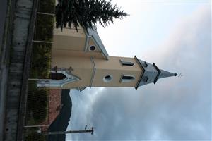 Pohľad na kostol, výlet netopierov z popod plechu na streche